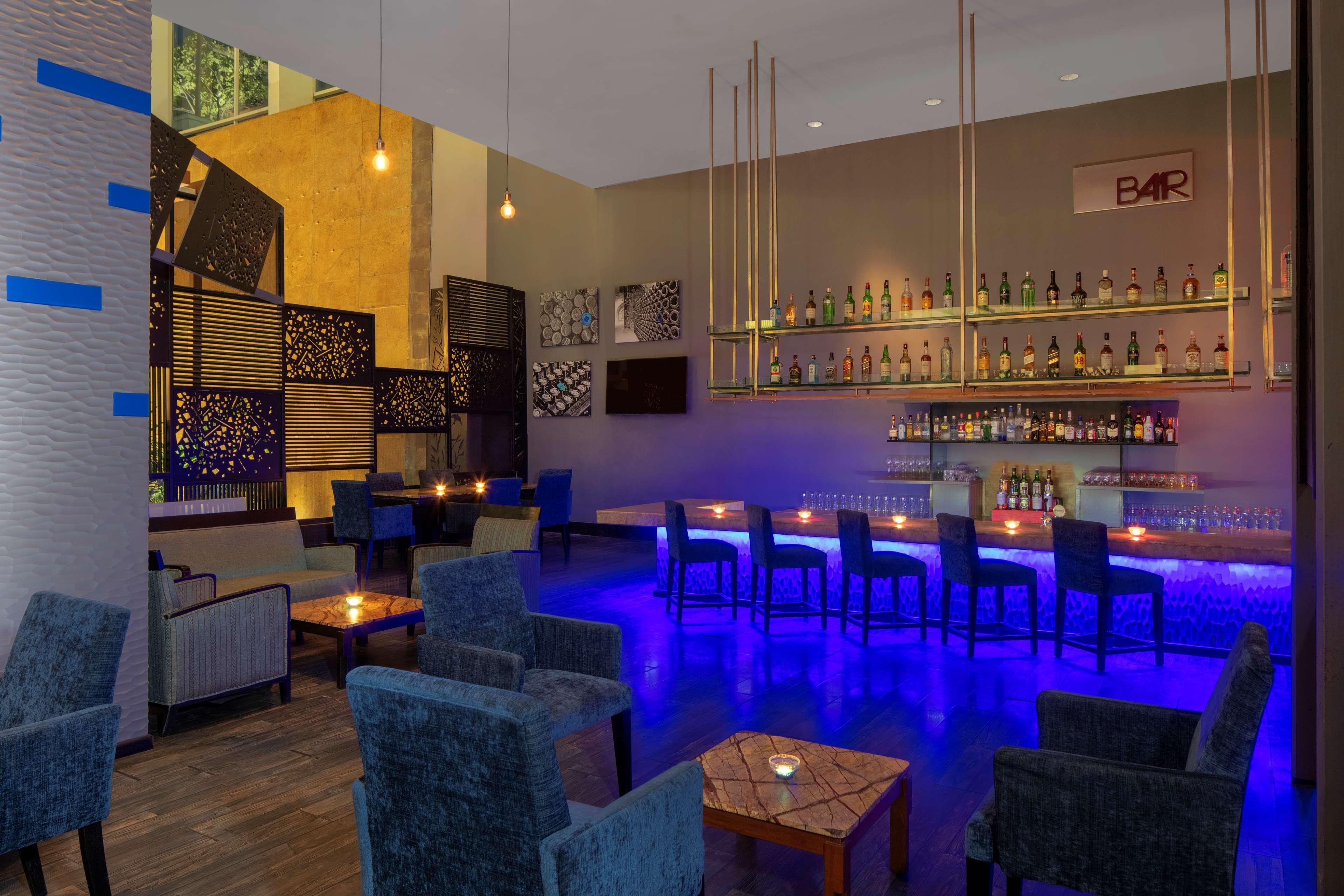 Radisson Blu Plaza Hotel Hyderabad Banjara Hills Ngoại thất bức ảnh The bar at the hotel