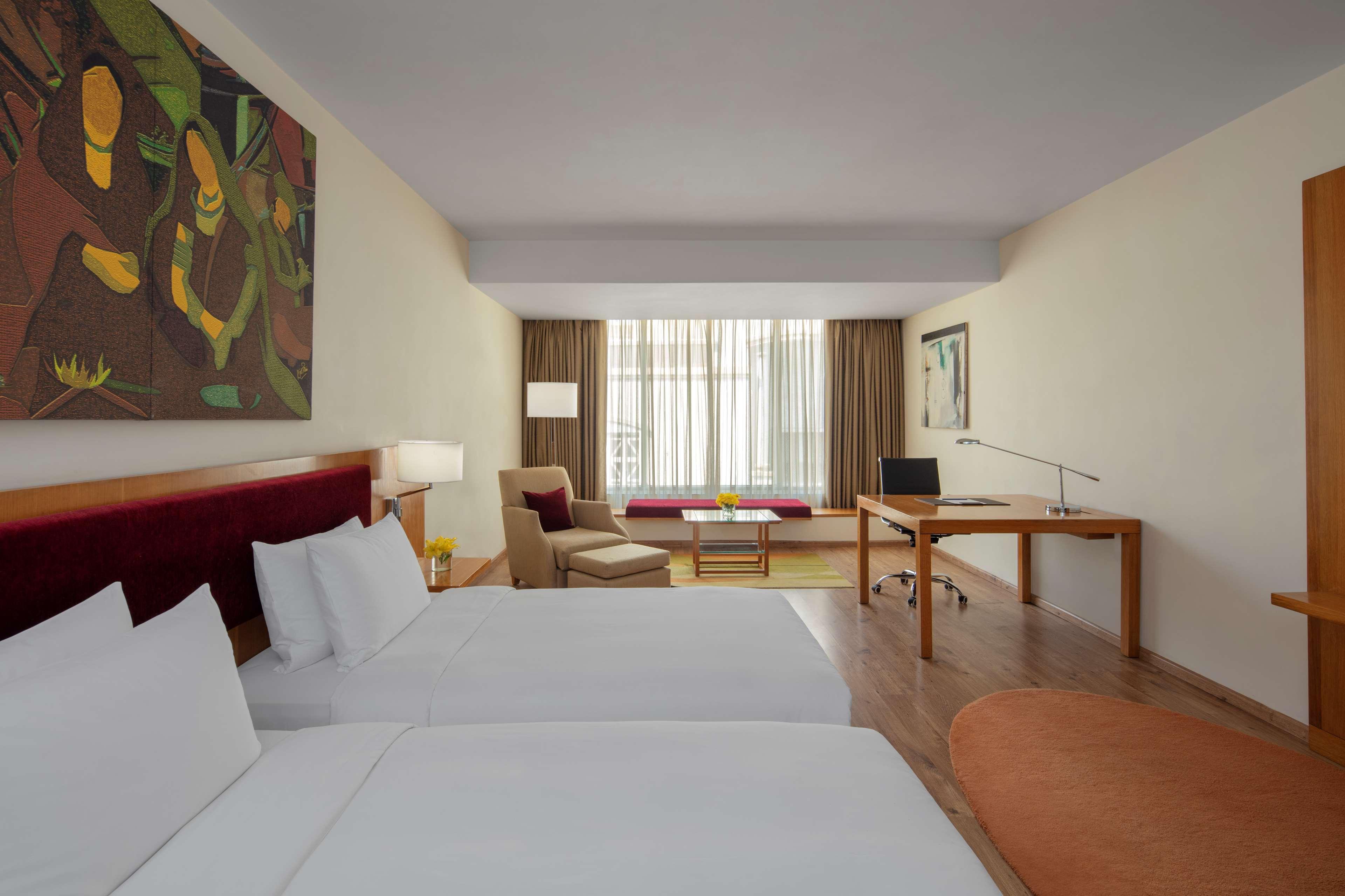 Radisson Blu Plaza Hotel Hyderabad Banjara Hills Ngoại thất bức ảnh A room at the hotel