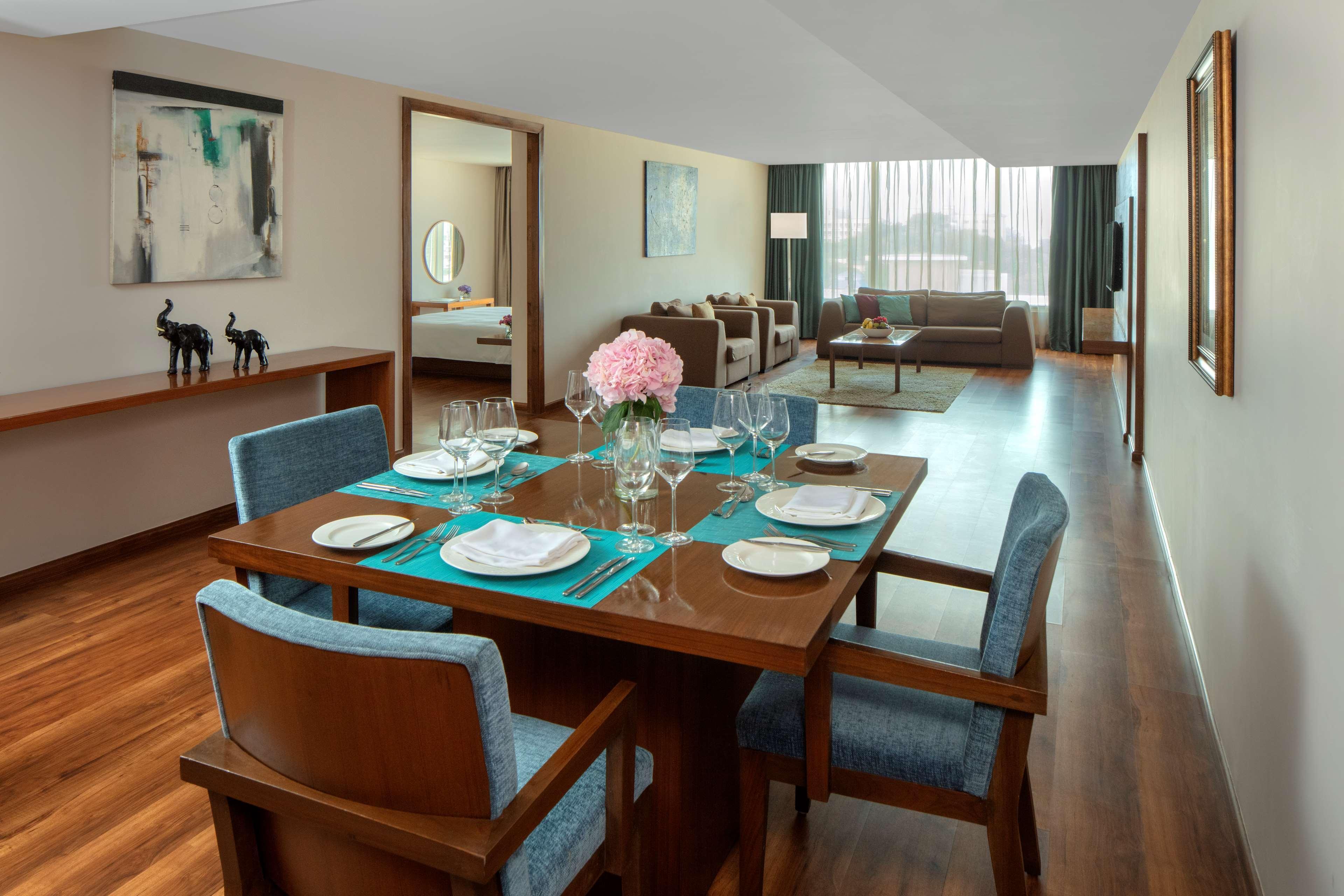 Radisson Blu Plaza Hotel Hyderabad Banjara Hills Ngoại thất bức ảnh A suite at the hotel