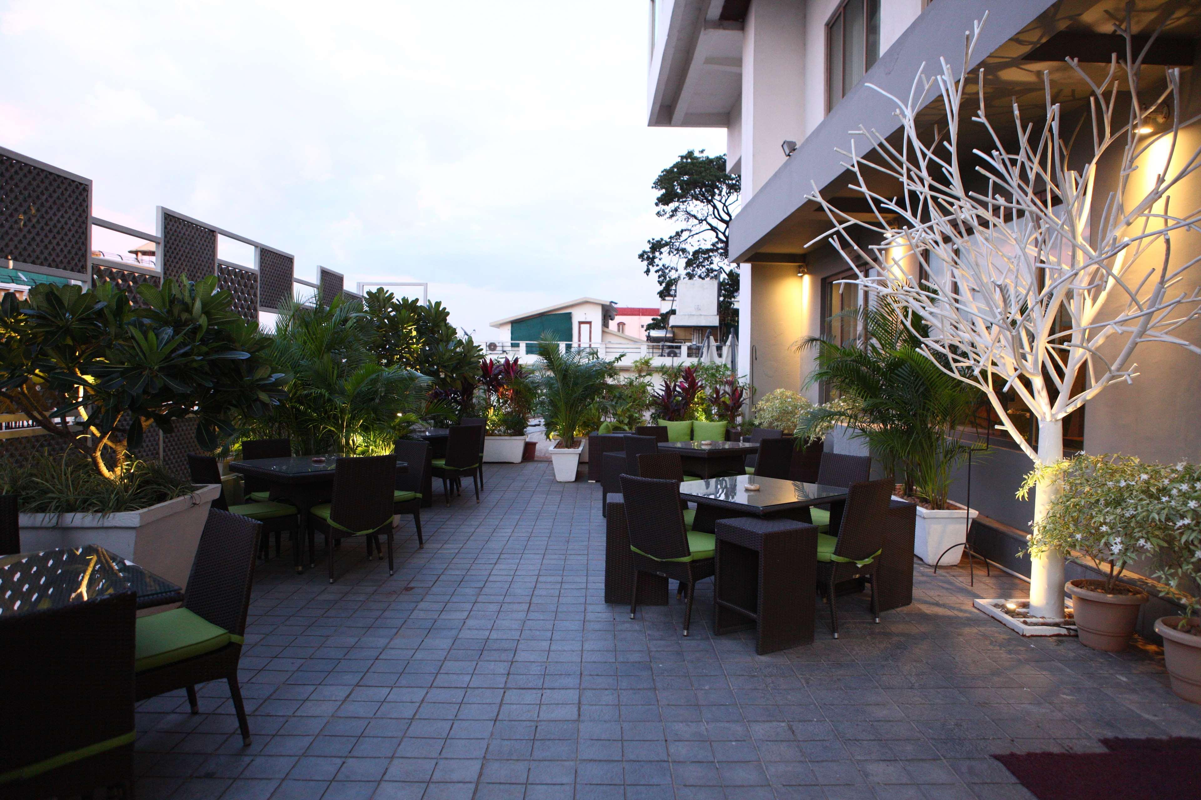 Radisson Blu Plaza Hotel Hyderabad Banjara Hills Ngoại thất bức ảnh The Terrace at the Park