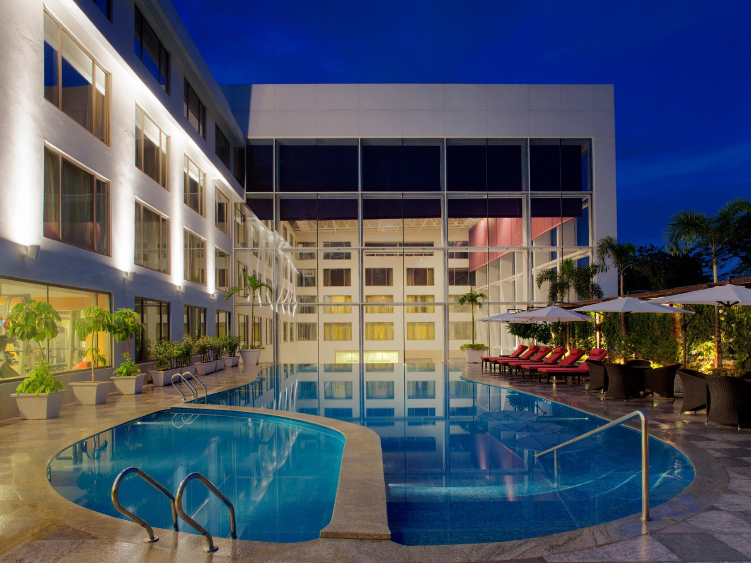 Radisson Blu Plaza Hotel Hyderabad Banjara Hills Ngoại thất bức ảnh The swimming pool at the hotel