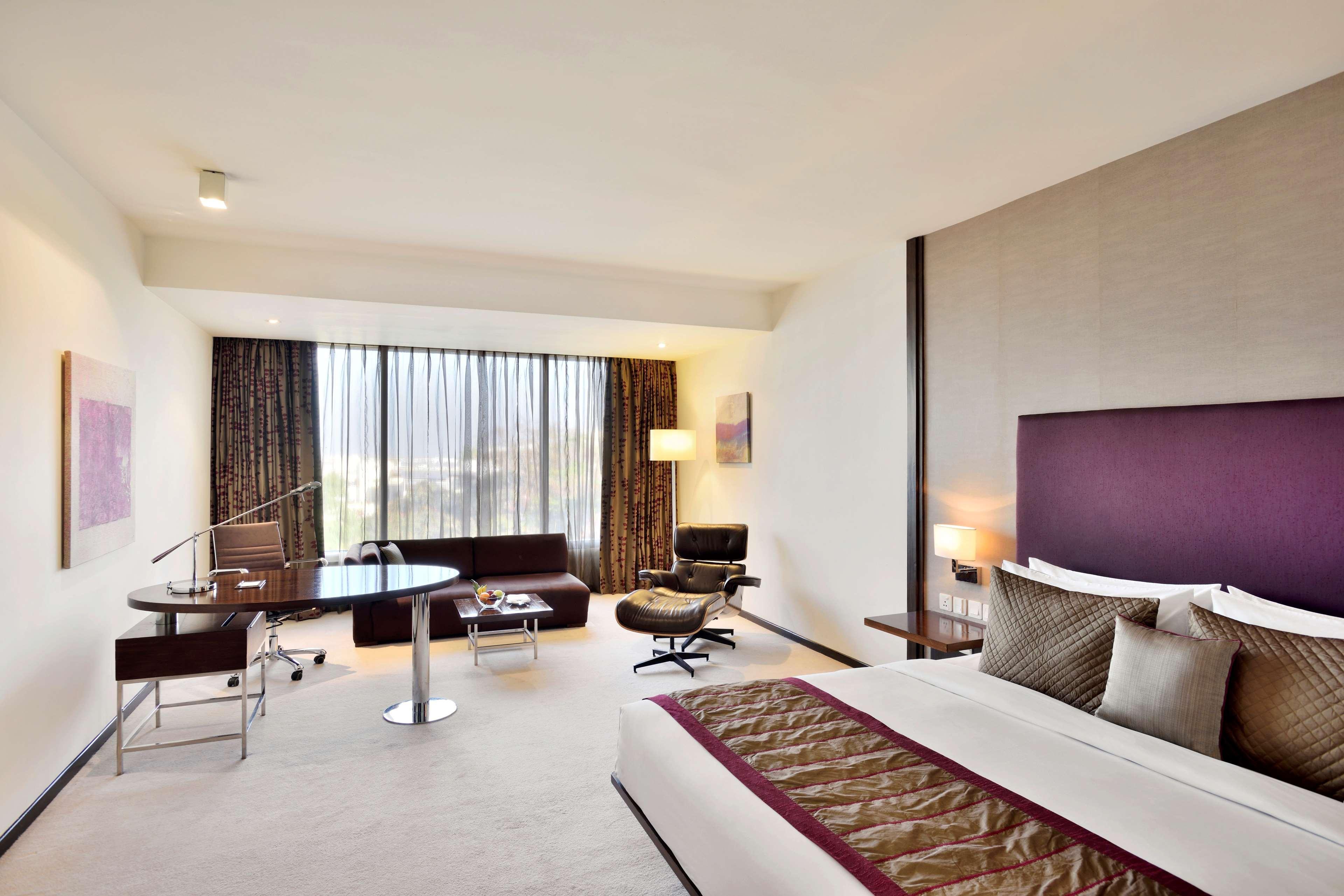 Radisson Blu Plaza Hotel Hyderabad Banjara Hills Ngoại thất bức ảnh A room at the Park Hyatt Hyderabad