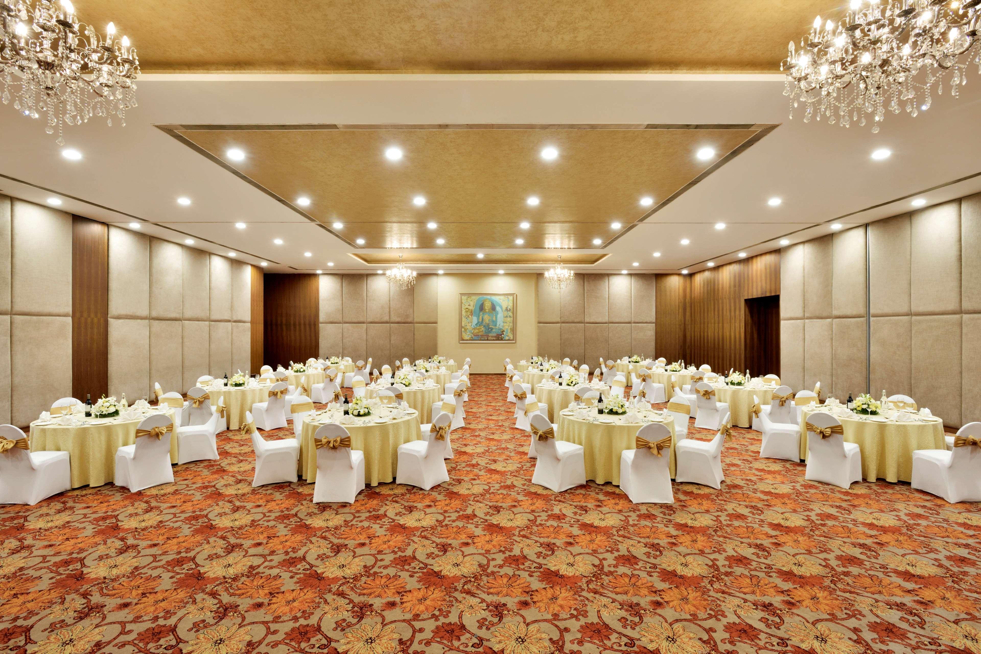 Radisson Blu Plaza Hotel Hyderabad Banjara Hills Ngoại thất bức ảnh The Royal Ballroom