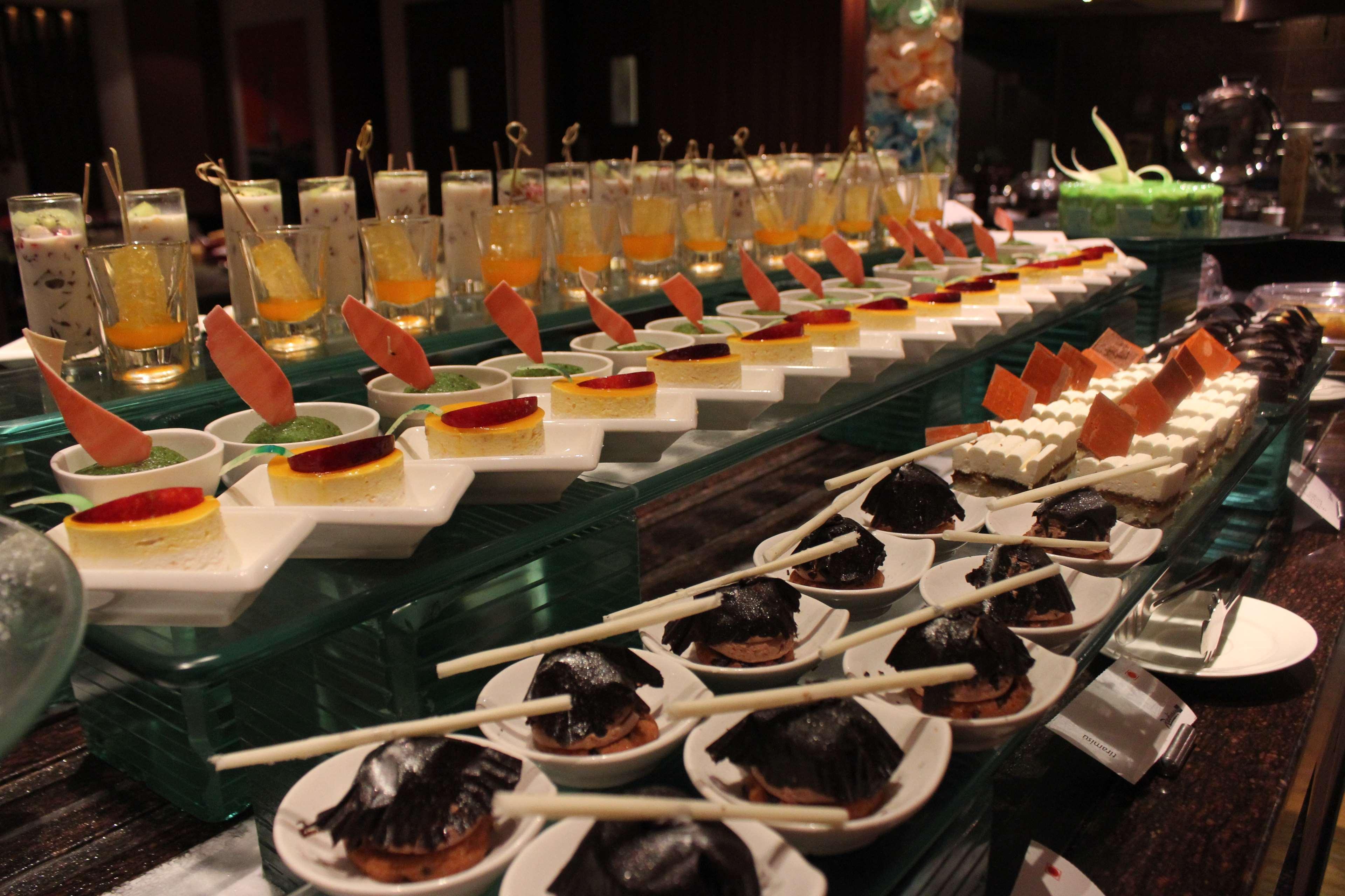 Radisson Blu Plaza Hotel Hyderabad Banjara Hills Ngoại thất bức ảnh A dessert buffet
