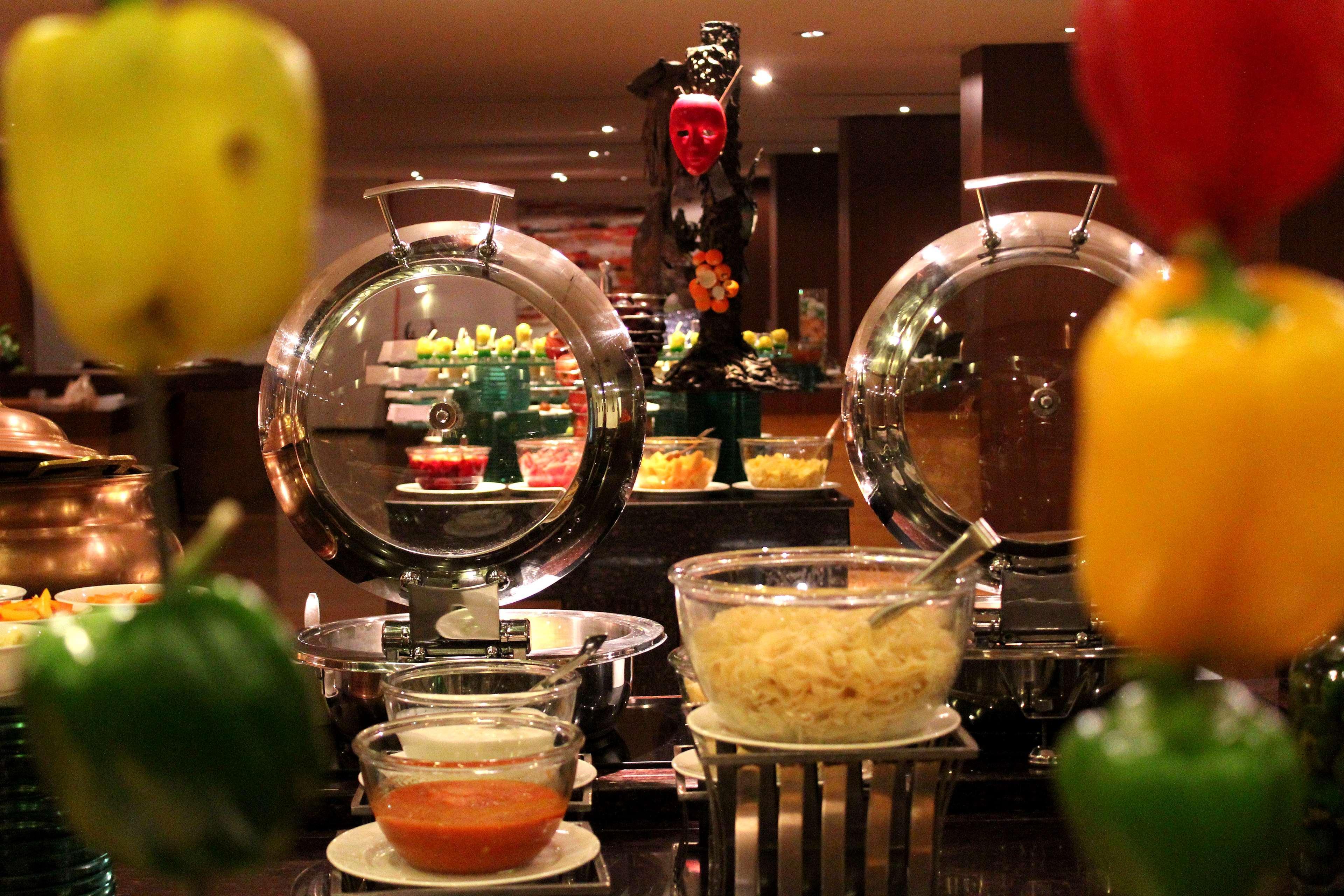Radisson Blu Plaza Hotel Hyderabad Banjara Hills Ngoại thất bức ảnh A buffet at a hotel