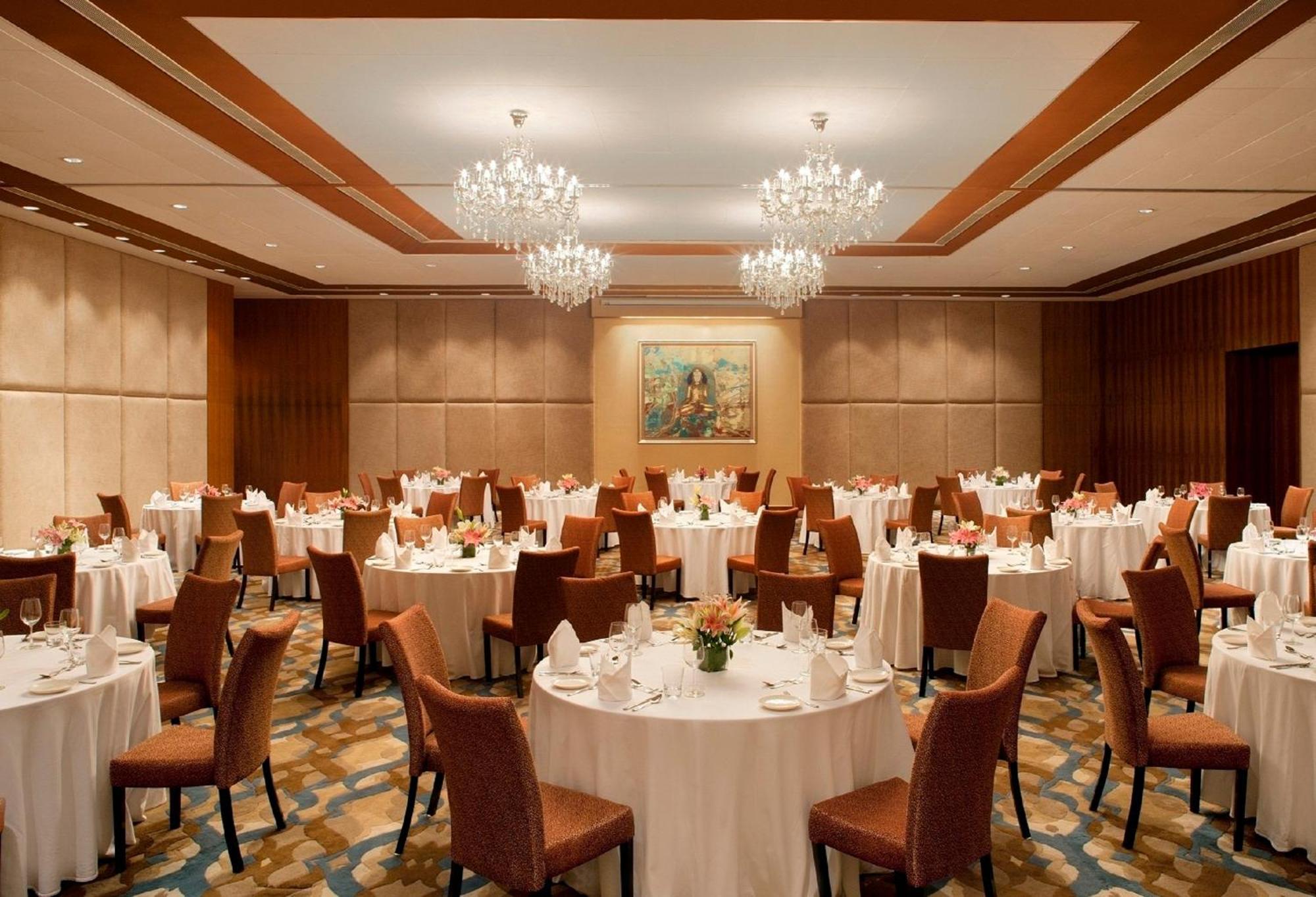 Radisson Blu Plaza Hotel Hyderabad Banjara Hills Nhà hàng bức ảnh The ballroom