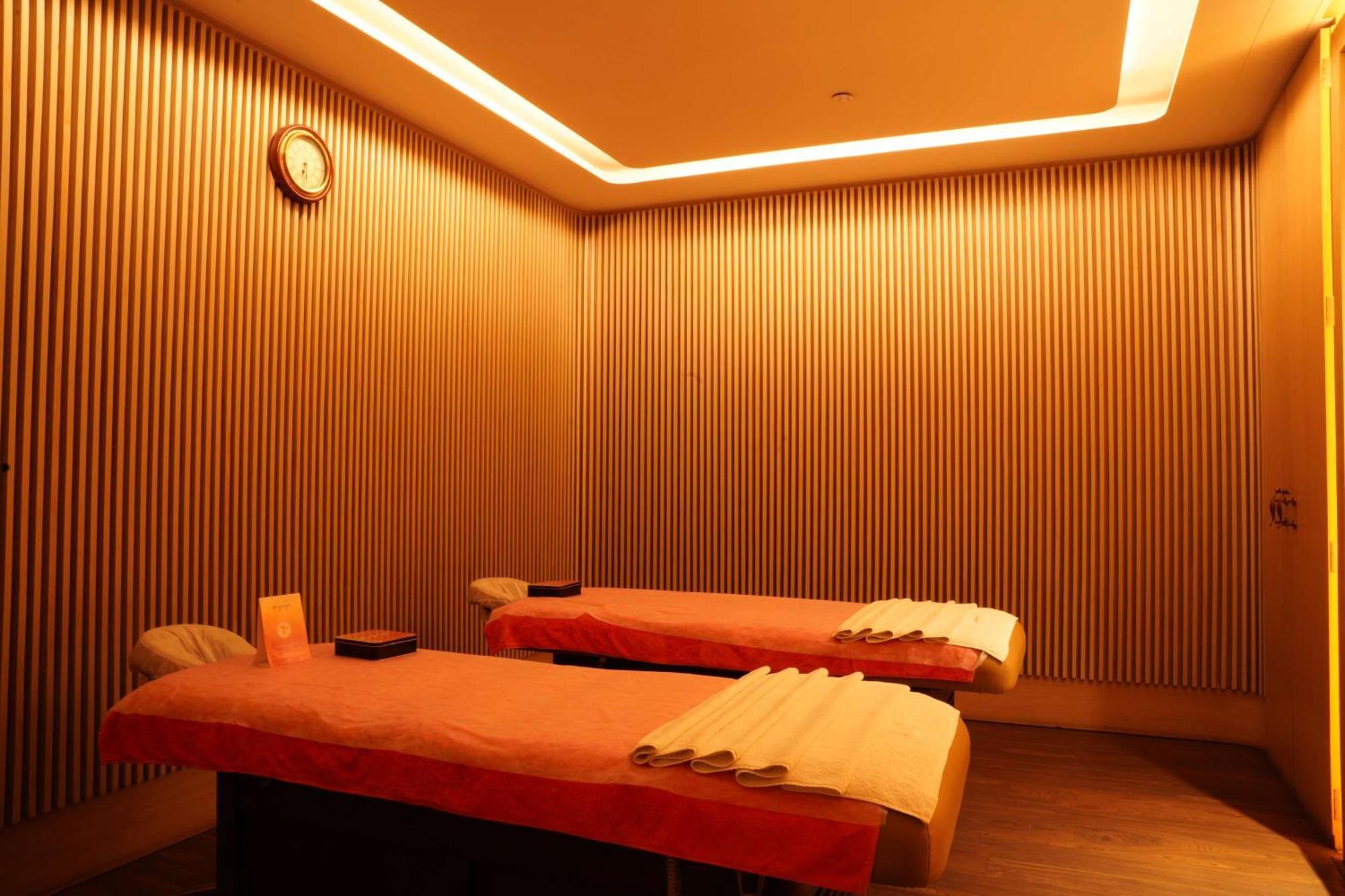 Radisson Blu Plaza Hotel Hyderabad Banjara Hills Ngoại thất bức ảnh A massage room at a spa