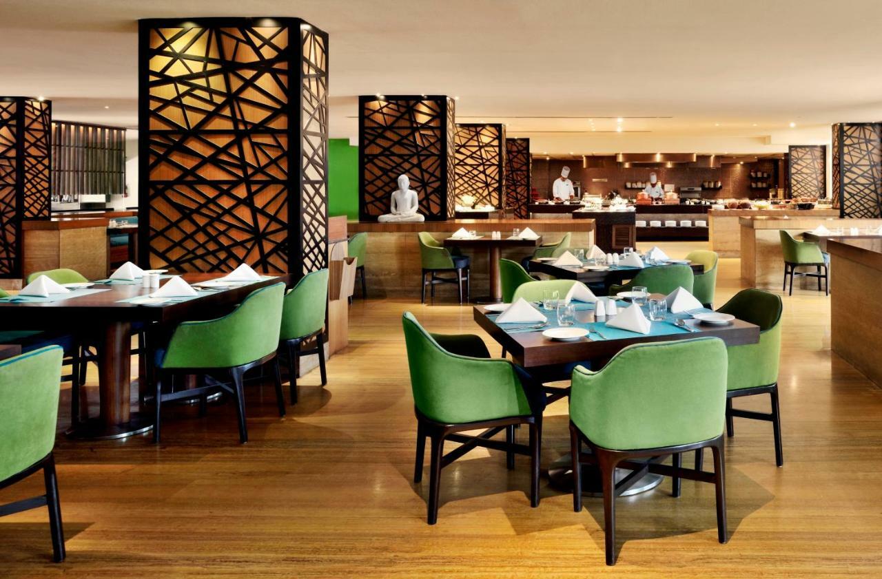 Radisson Blu Plaza Hotel Hyderabad Banjara Hills Ngoại thất bức ảnh The restaurant